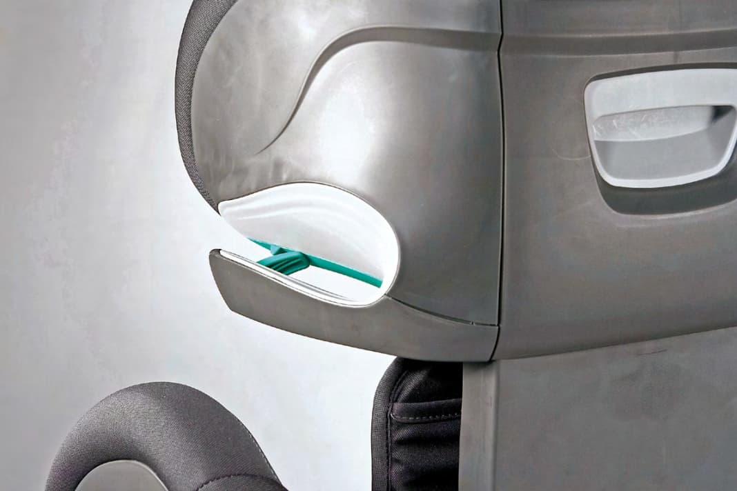 Einführen leicht gemacht: obere Führung des Schultergurts mit federndem Sicherungshaken