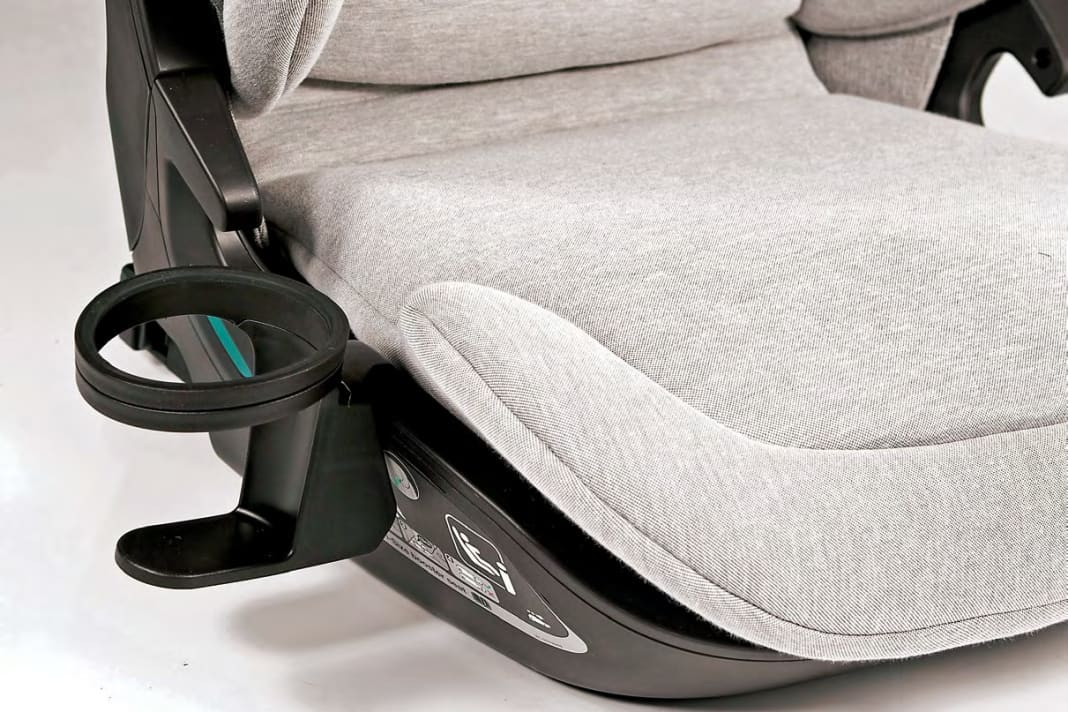 Gegen den Durst: links oder rechts einsteckbarer Getränkehalter am Kindersitz von Nuna