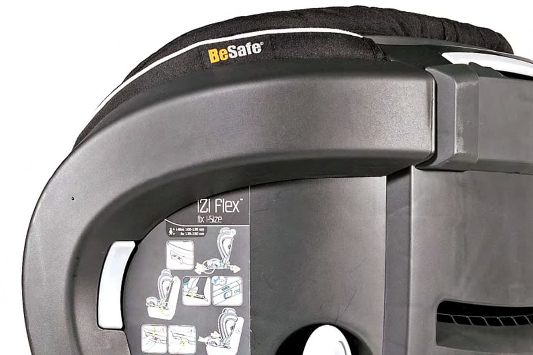 Spezialität des BeSafe: Kopfstützenverstellung per seitlich angeordnetem Drehgriff