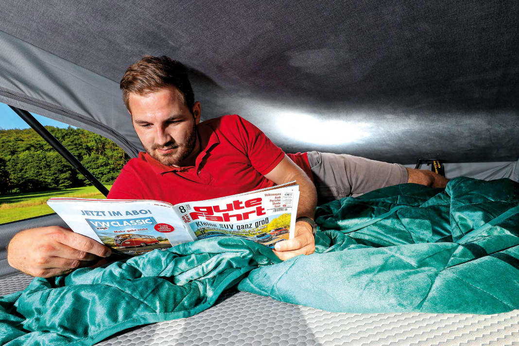 Das von Reimo bezogene Aufstelldach bietet erfreulich viel Platz auch jenseits der reinen Liegefläche, die bequeme Matratze ist 50 Millimeter dick