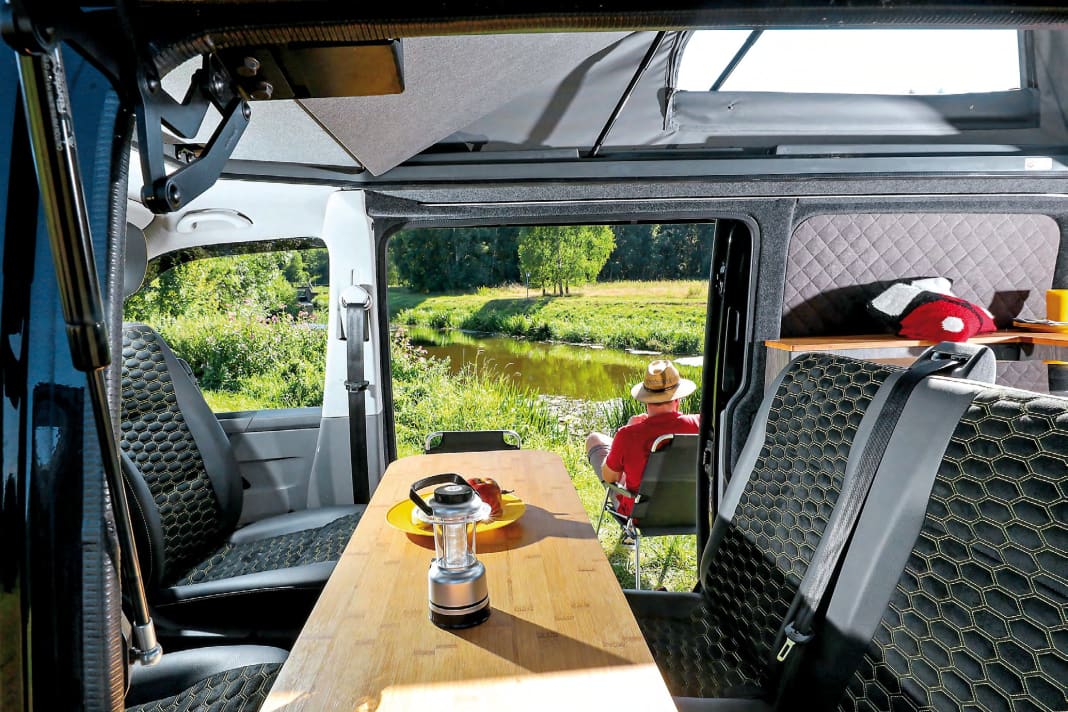 Dank des drehbaren Gestühls in der ersten Reihe ergibt sich eine gediegene Sitzgruppe für vier Personen