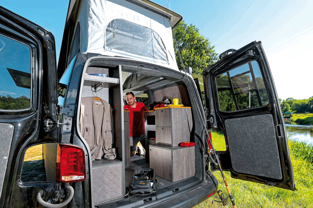 Wäre eine Heckklappe verbaut, könnten hier auch zwei Campingstühle untergebracht werden. Zudem wären die Möbel bei Regen ein wenig besser geschützt