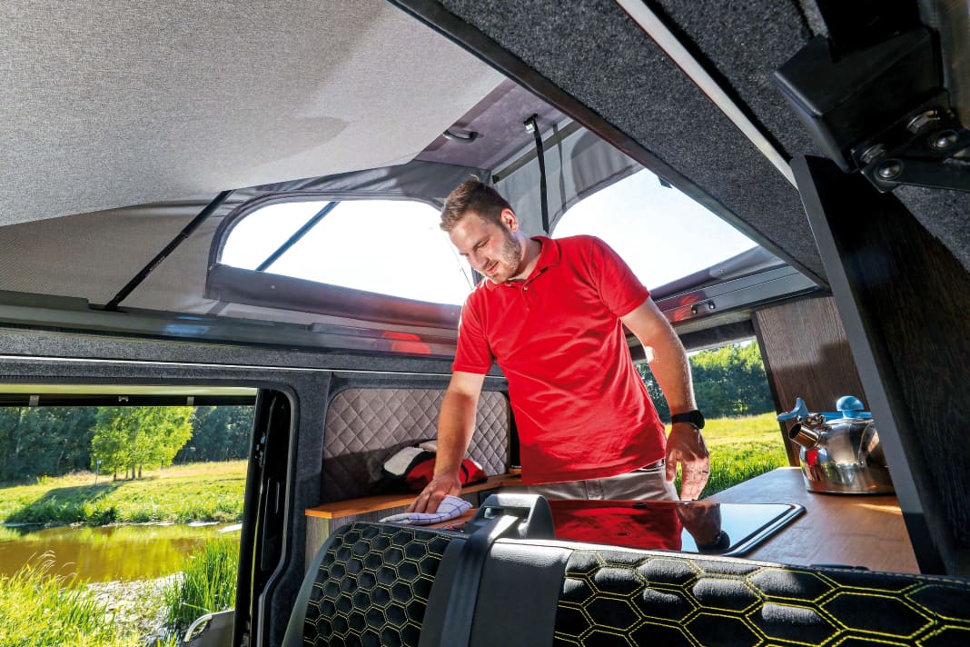 Schicke Möbel, eine feine Küche und ein ebenso stimmig wie wohnlich gestalteter Innenraum machen die Nordvan-Kreation zum Wohlfühl-Camper