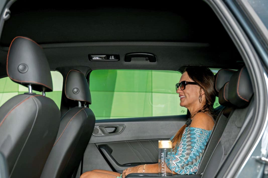 Trotz keinen 4,40 Meter Aufbaulänge genießen zwei Erwachsene viel Platz im Fond. Auf kürzeren Strecken klappt’s auch zu dritt