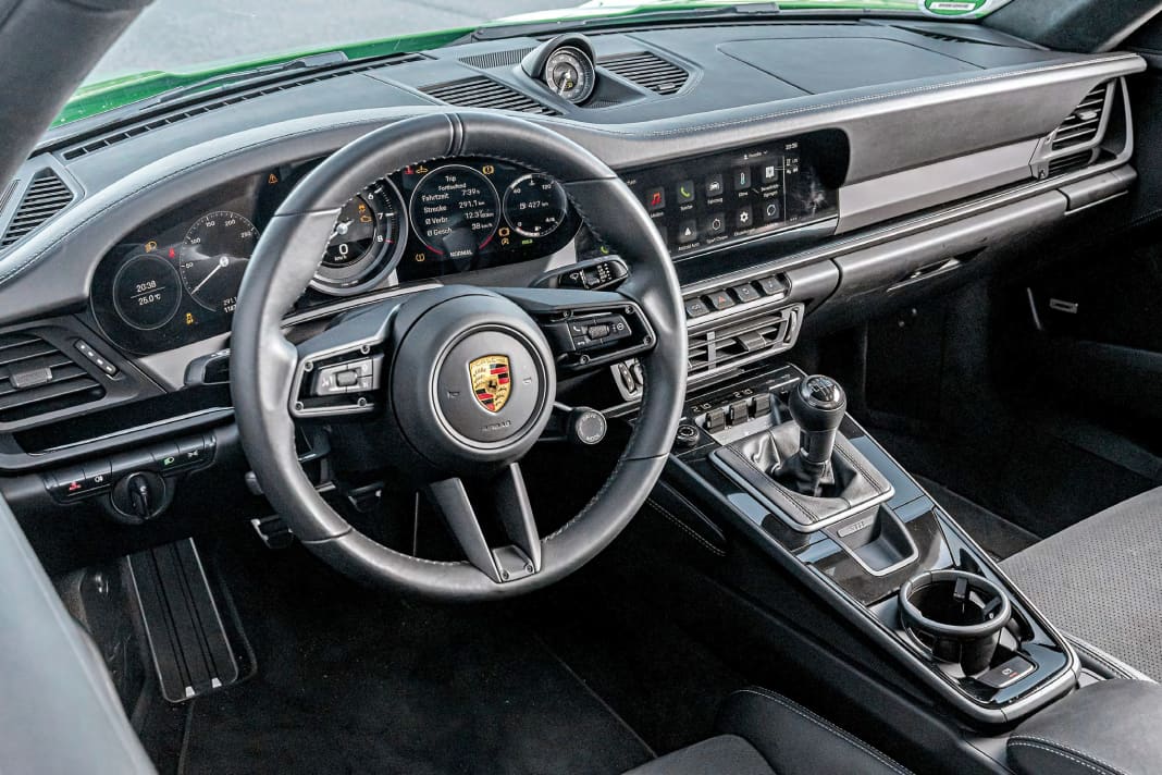 Willkommen daheim! Im Cockpit gehen analoge und digitale Bedienelemente eine perfekte Symbiose ein. Design-Zitate an den Ur-Elfer machen die Sache noch mal so schön