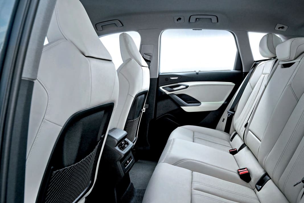 Viel Platz für die bis zu drei Passagiere auf der Rückbank und auch hier eine absolut edle Optik
