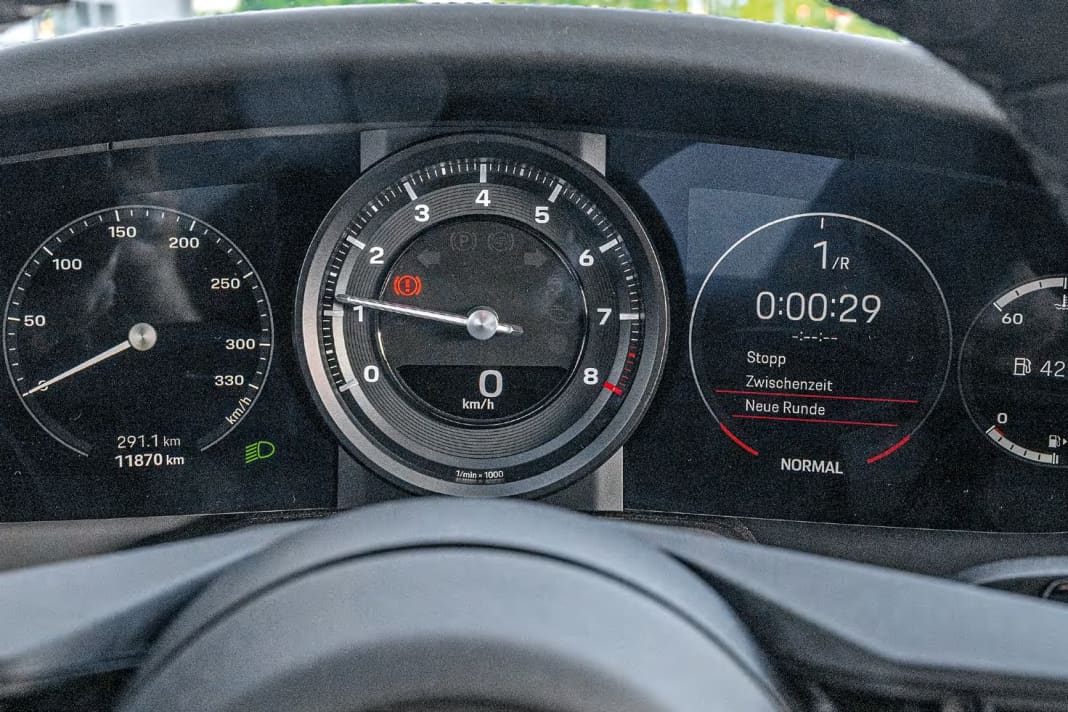 992-Cockpit mit klassischem Fünf-Uhren-Layout: bildschöner, analoger Drehzahlmesser, flankiert von TFT-Screens, die auf Wunsch alternative Layouts bereitstellen