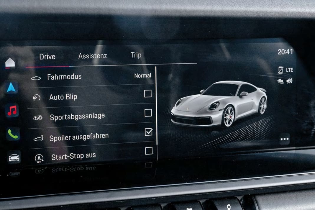 Zentraler, hochauflösender Touchscreen mit Navi, Online-Diensten, Fahrzeugeinstellungen, Sprachbedienung und mehr – alles Serie