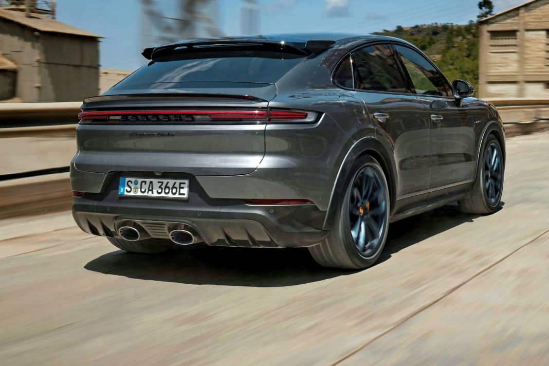 Das Turbo E-Hybrid Coupé mit GT-Paket gibt sich an den speziellen Endrohren zu erkennen