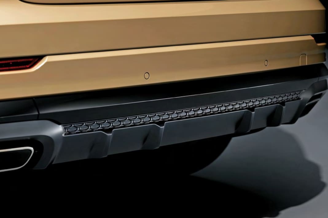 Neu gestalteter hinterer Stoßfänger mit angedeutetem Diffusor. Alle Q8-Versionen verfügen nun über echte Abgasendrohre