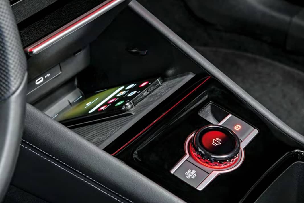 Mitgedacht: Der Tiguan lädt ab sofort die Smartphones von Fahrer und Beifahrer