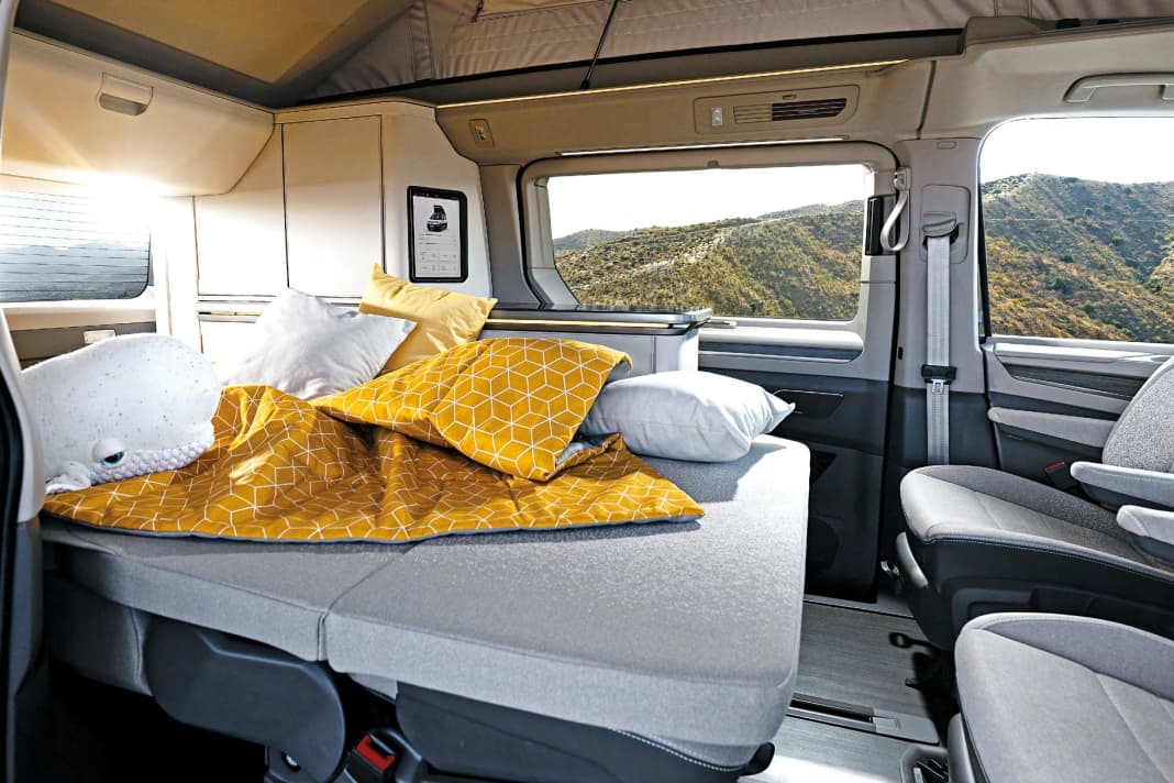 Sitze flach legen, Matratzenauflage aus dem Heck vorklappen – schon ist das Bett bereitet