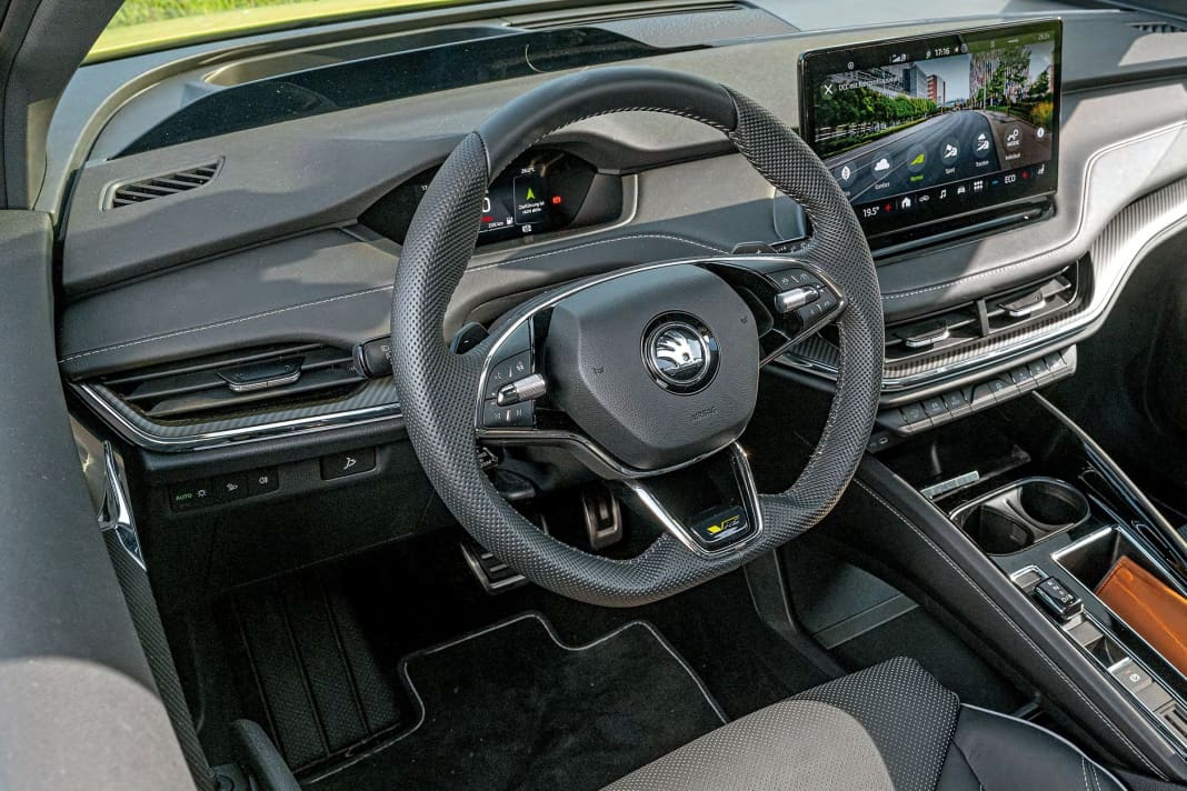 Aufgeräumtes Armaturenbrett mit großem Touchscreen und einem praktischen MF-Lenkrad. Verarbeitung und verwendete Materialien sind erfreulich hochwertig