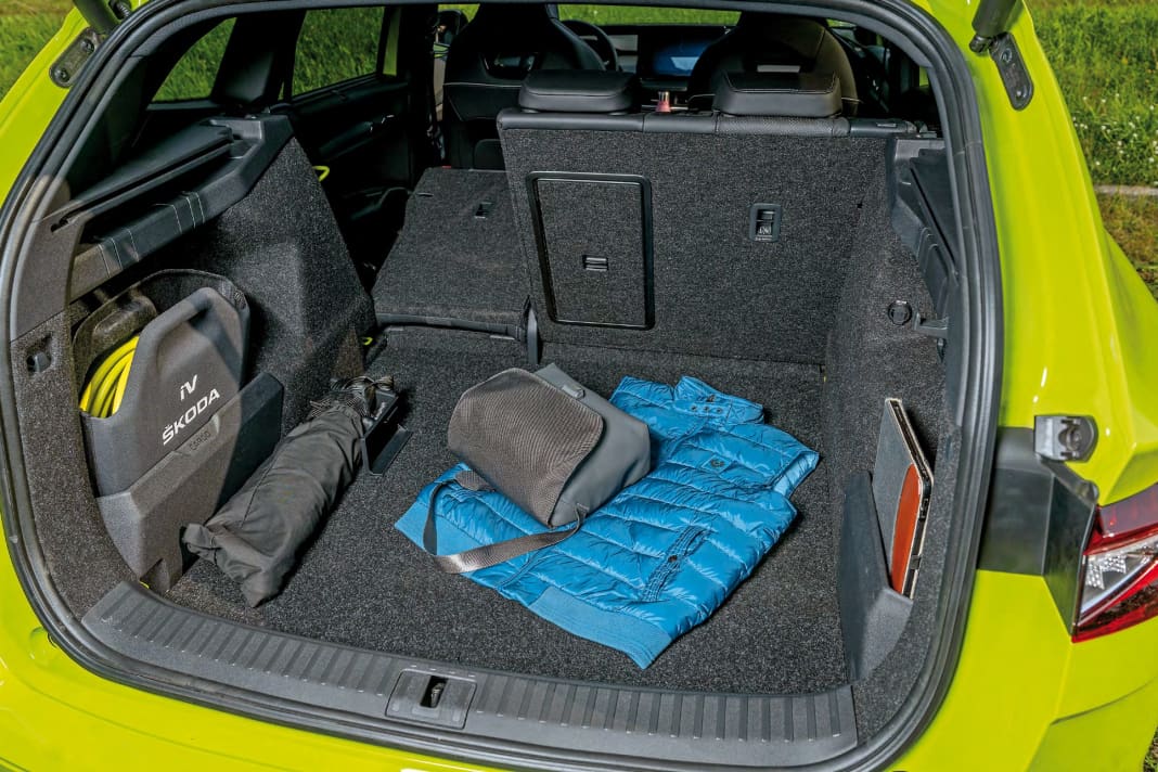 Zwischen 585 und 1.710 Liter fasst der Kofferraum. Bei dachhoher Beladung sind es rund 100 Liter mehr als beim Coupé. Praktisch: die robuste Tasche für das Ladekabel links im Bild