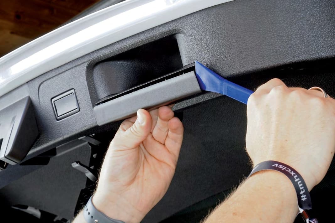 1 Abdeckung über dem inneren Zuziehgriff der Heckklappe mit Nylon-Werkzeug abhebeln