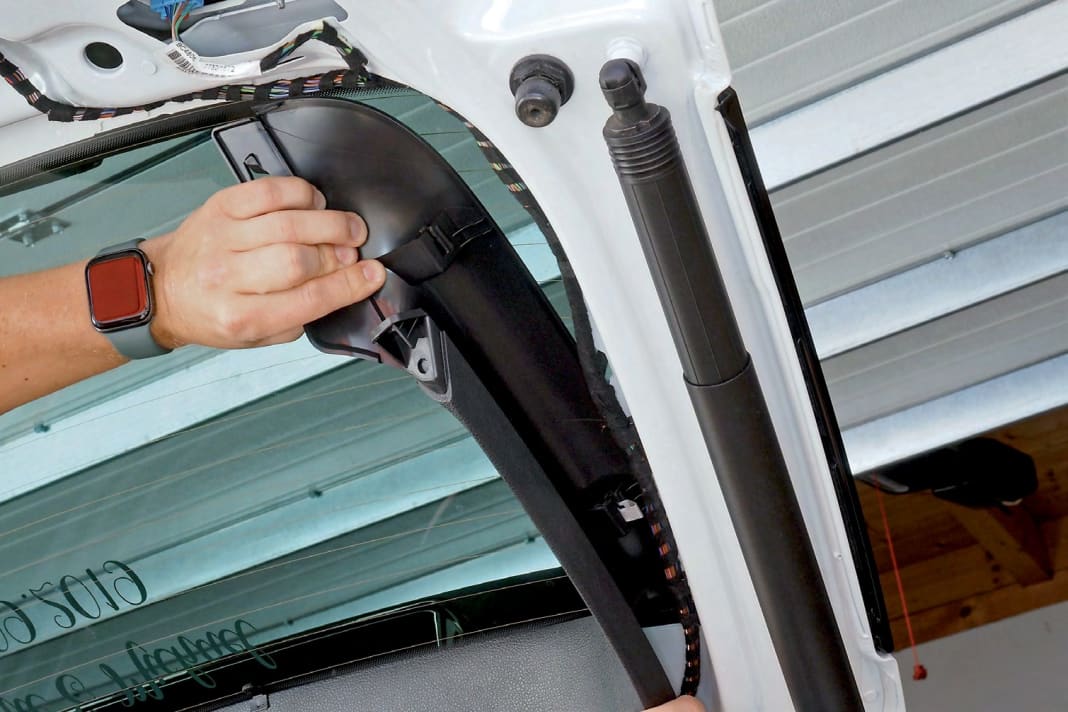 5 Seitliche und obere innere Verkleidung der Heckklappe ausrasten