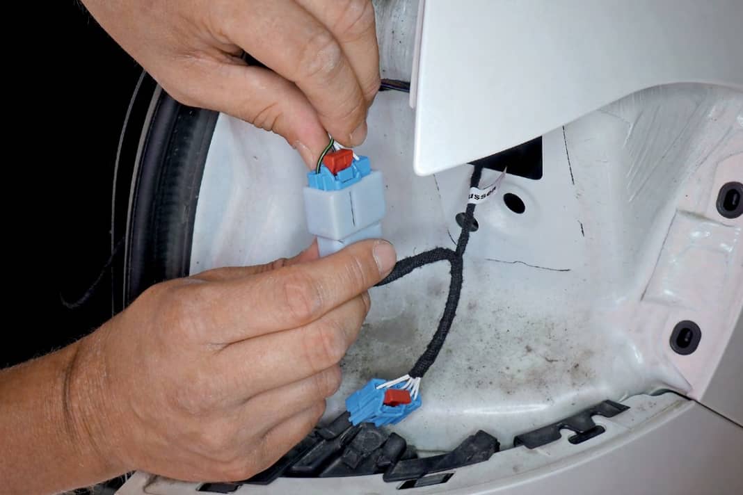 15 Rote Sicherungsriegel ziehen, dann Stecker an den Leuchten abziehen