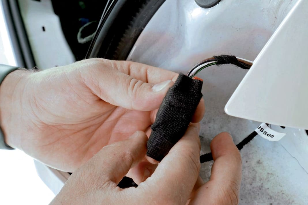 18 Steckverbindung mit Flauschband oder selbstklebendem Schaumstoff gegen Klappern sichern