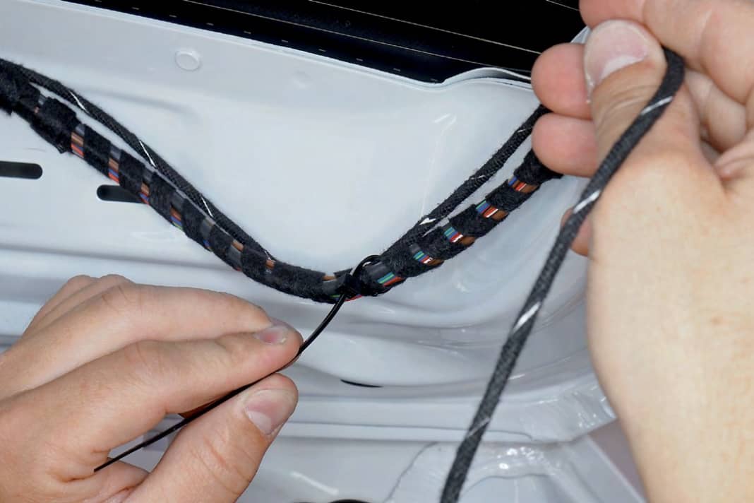 24 Kufatec-Kabelstrang entlang vorhandener Leitungen nach oben zum Dach führen