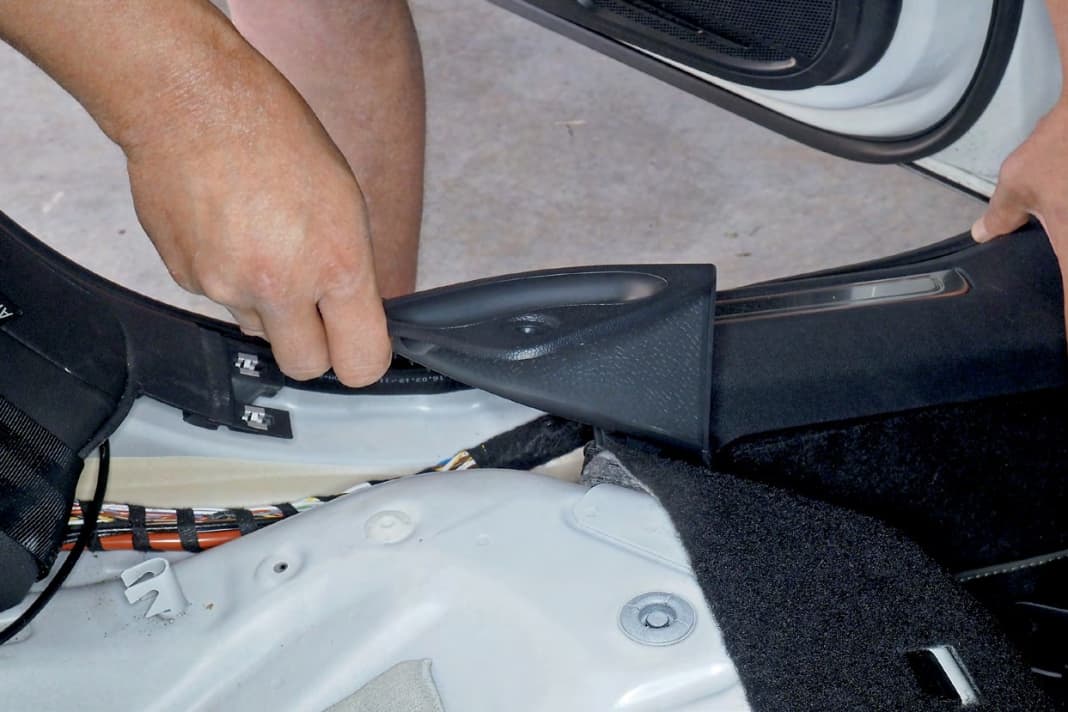 30 Kufatec-Leitungsstrang unter den linken Kofferraum- und Schweller-Verkleidungen nach vorn Richtung Armaturenbrett führen