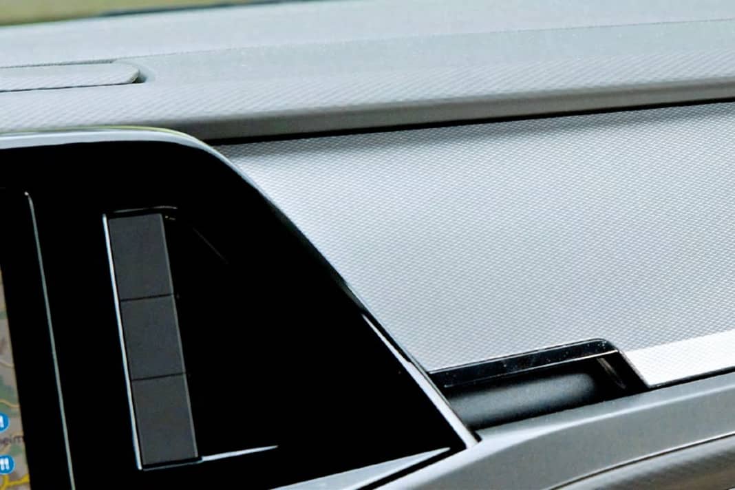 Ein Hauch von Oberklasse: das zweifarbige, piekfein verarbeitete Armaturenbrett. Das obere Handschuhfach ist eine Reminiszenz an den T2-Bulli der Siebzigerjahre