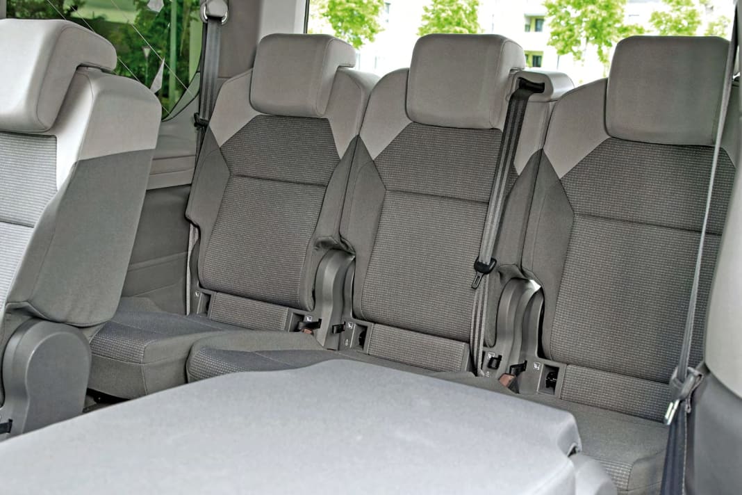 Fünf Sitze sind Serie, sechs oder sieben möglich – stets in freundlichen, bicoloren Bezügen