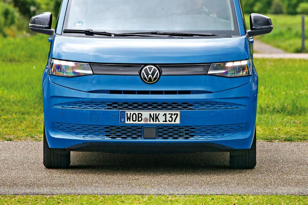 Mit seinen schwarzglänzend lackiertenAußenspiegeln, denLED-Scheinwerfernund der schwarzenDekorblende dazwischen macht auchder Basis-Multivaneine gute Figur