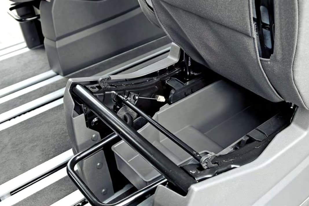 Optional kommen die äußeren Sitze mit Schubladen (132 Euro inklusive zwei Abfallbehälter)