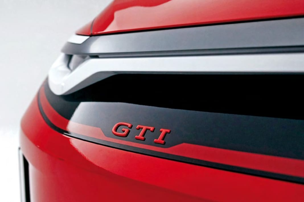 Der rote Streifen im angedeuteten Kühlergrill ist seit dem seligen Golf I GTI Pflicht