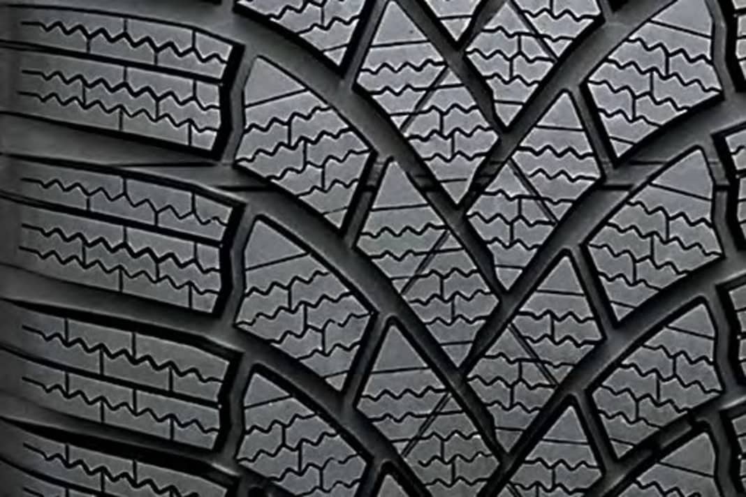 Ein Winter-Pneu weist unzählige Grip-fördernde Lamellen auf, die sich in den Schnee krallen