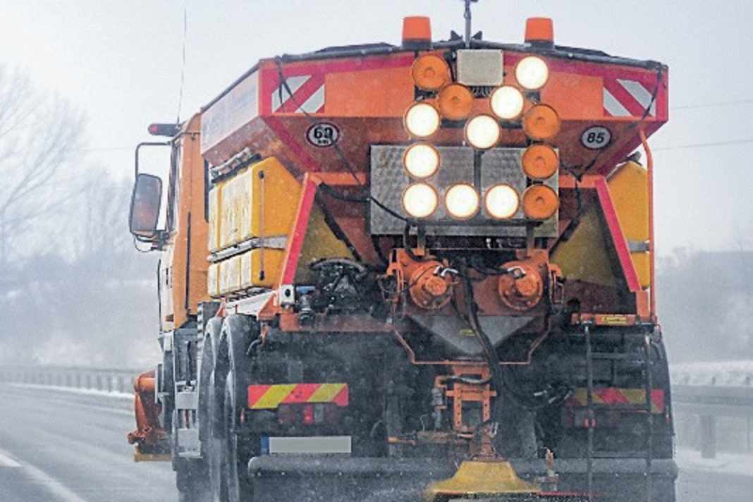 Vorsicht direkt hinter dem Streudienst: Kürzlich gestreutes Salz löst Schnee und Eis erst nach einiger Zeit