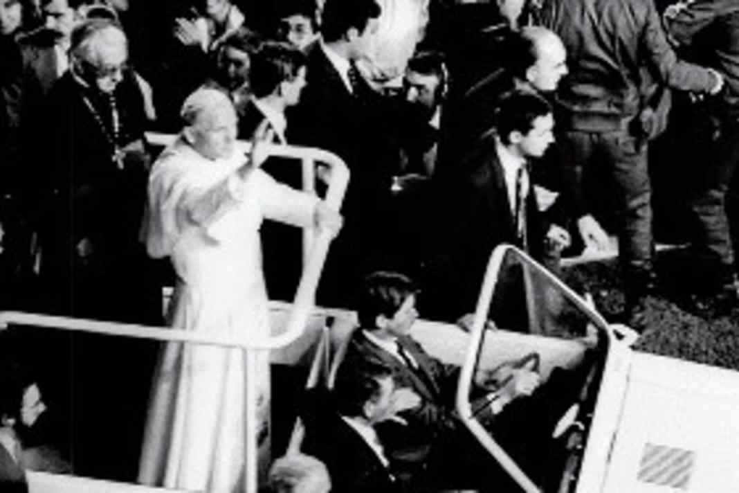 Heilig’s Blechle: Für den Besuch von Papst Johannes Paul II. 1982 in Barcelona bauten die Techniker in gut zwei Wochen einen Seat Marbella zum Papamobil um