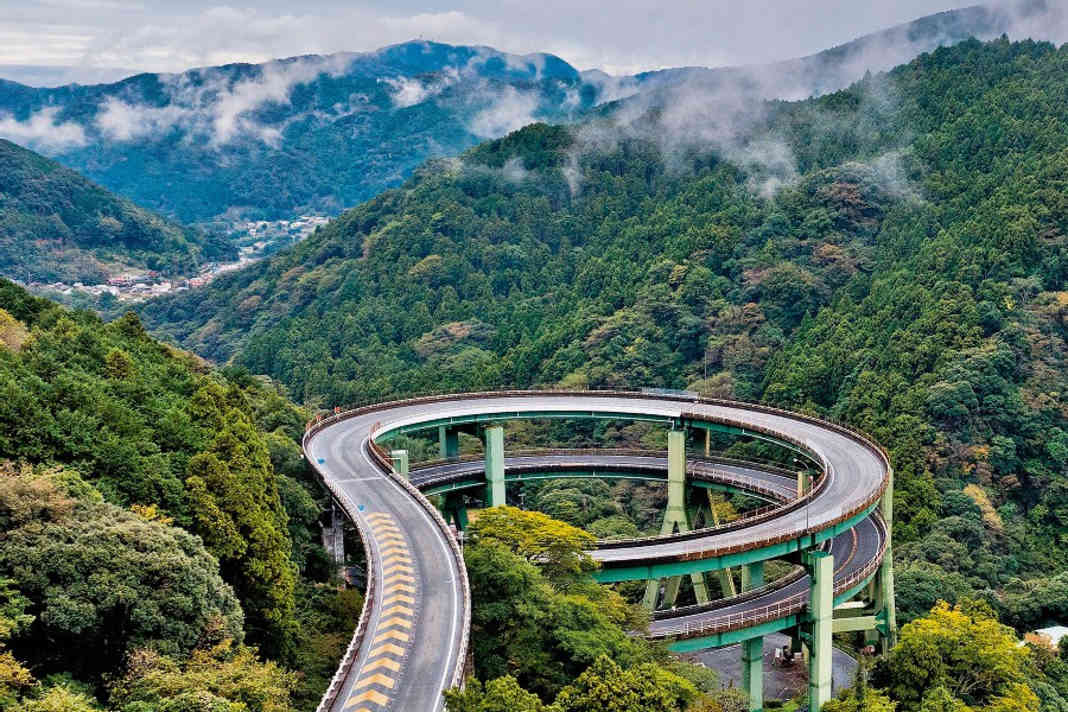 Das Nanataki-Viadukt – auch bekannt als Kawazu Nanataki Loop Bridge – fasziniert mit einer einzigartigen Geometrie. Die Spiralbrücke liegt auf der Route 414 in Nashimoto