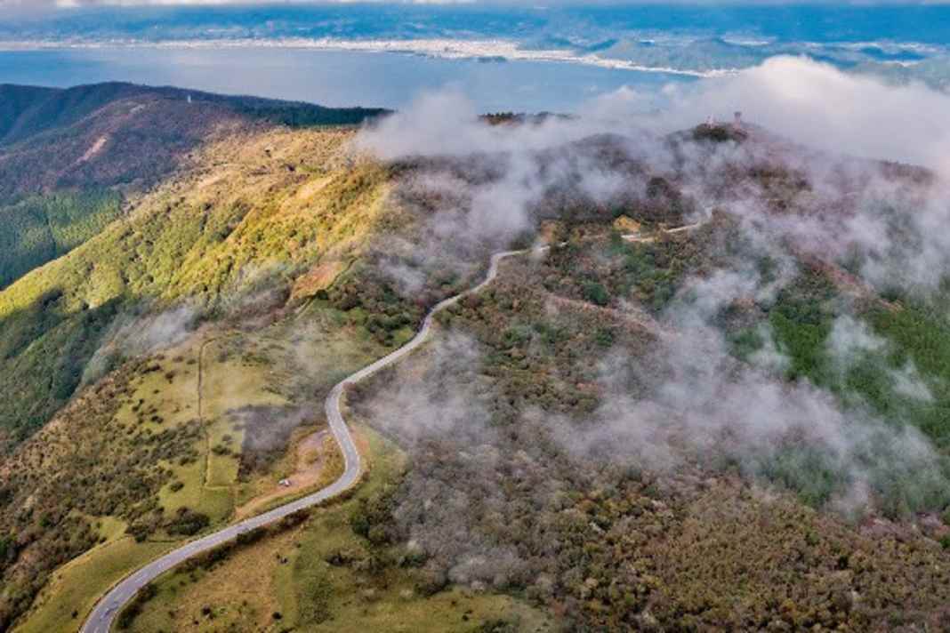 Gipfelglück: Blick auf den Mount Fuji (oben) und die Bandai-Azuma Skyline im Azuma-Gebirge