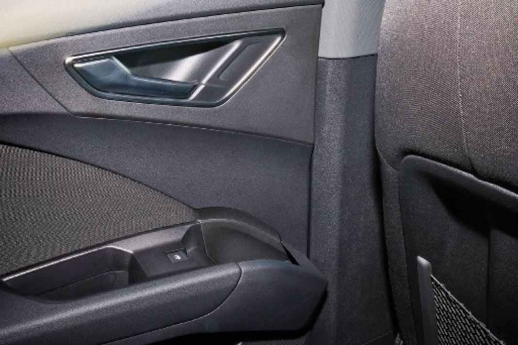 Nicht ganz so wertig: Im Innenraum, hier an den Türen, findet sich viel Hartplastik