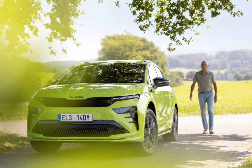 Auf geht’s zur Testfahrt mit dem Škoda Enyaq RS. Die Lackierung in Mamba-Grün passt gut zum Charakter des sportlichen Stromers