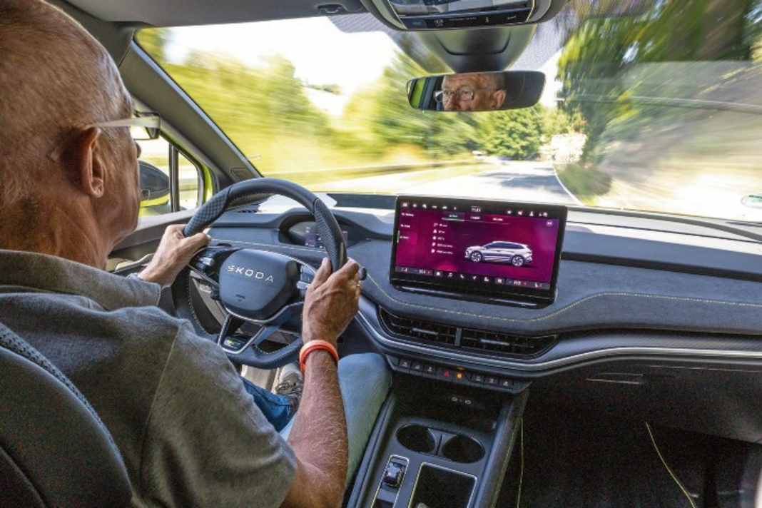Lenkung, Fahrwerk und Performance lassen während der Fahrt viel Freude aufkommen. Das 13 Zoll große Infotainmentdisplay ist gut ablesbar
