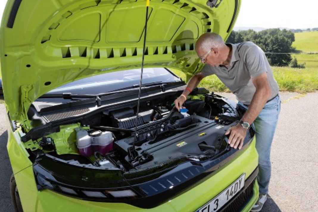 Der Blick unter die Vorderhaube bestätigt: Einen Frunk gibt es nach wie vor nicht