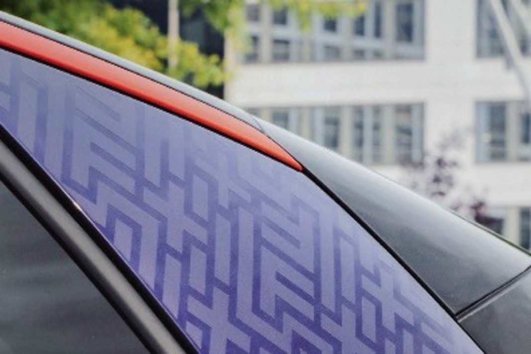 Die transparent-matte Folierung mit geometrischen Formen an der C-Säule zitiert Feuer und Eis auf subtile Art