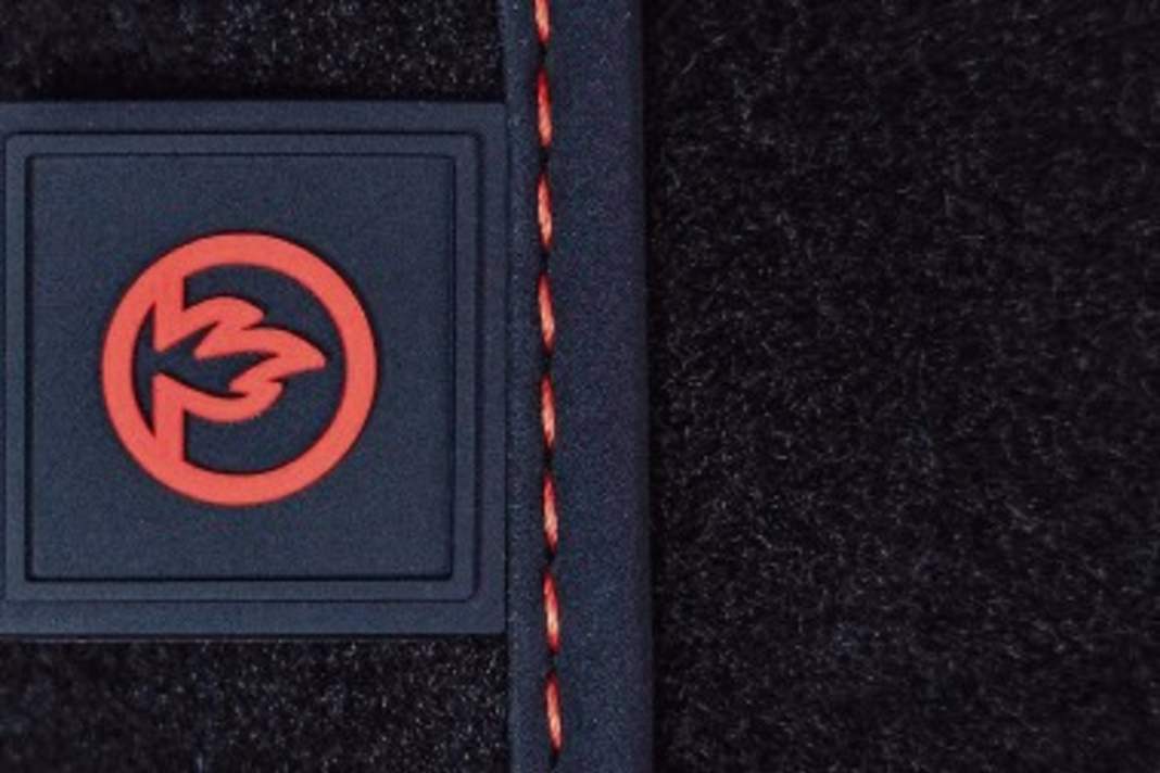 Bogner lässt grüßen: Die Logos von Feuer und Eis des Design-Partners zieren den Fond