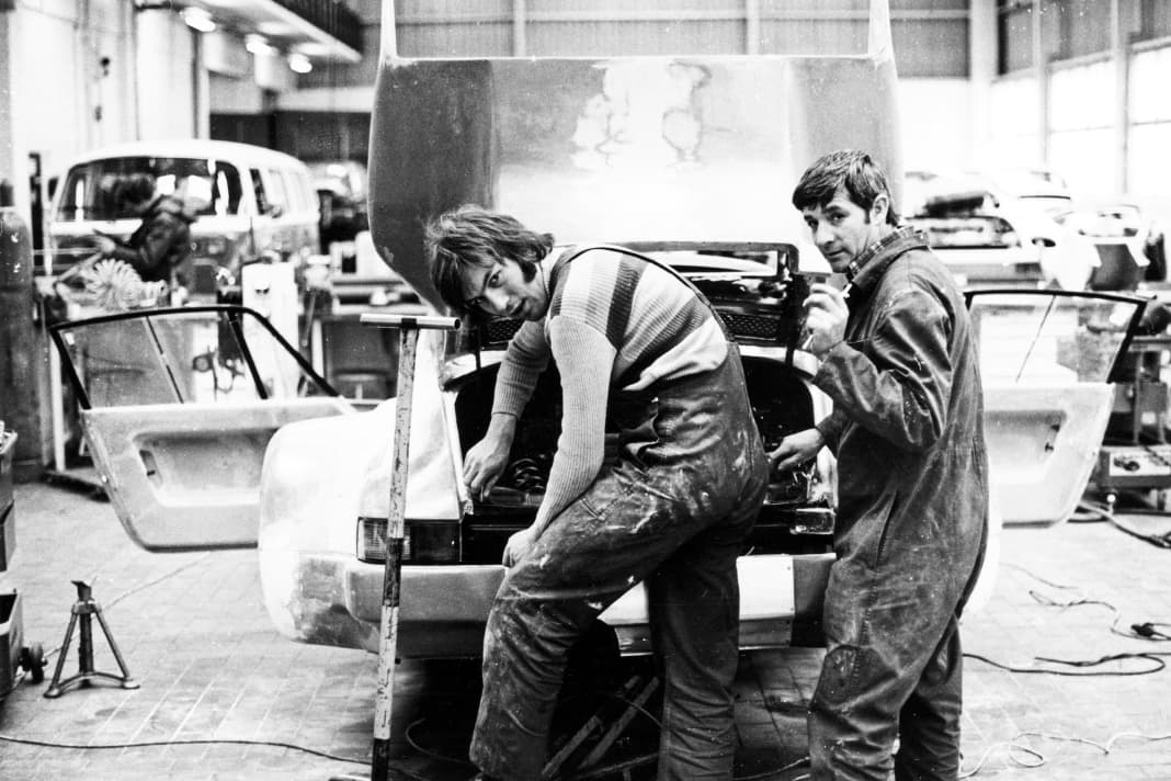 Schwäbische Handarbeit: Roland Bemsel (l.) und Werner Kühnle bauen in der Werkhalle 1977 einen 935 auf. Glamourfaktor null. Ergebnis weltmeisterlich.