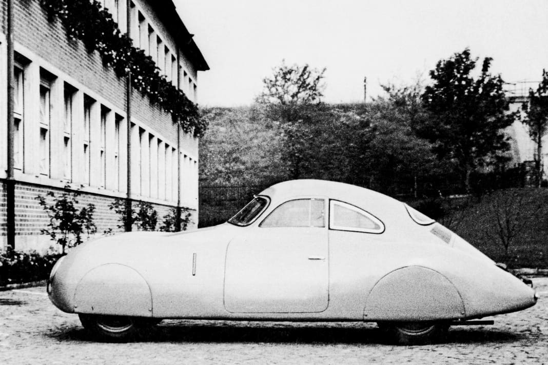Wagen 38/41 Baudatum: 19.8.1939, ursprünglicher Motor: 38/41 (Baudatum: 13.4.1939), vor dem 31.12.1940 Motor 38/43 eingebaut (Baudatum: 22.10.1939), meist mit Kennzeichen IIIA – 0703 versehen, leichter Versatz zwischen Tür und hinterem Seitenfenster, am 6.9.1939 im Werkshof von Porsche fotografiert, in der Porsche-Inventarliste vom 31.12.1940 als »Sportwagen 2, abgestellt« vermerkt, von Ende 1940 bis Kriegsende wohl in Berlin als Vorführwagen im Volkswagen-Hauptquartier genutzt, gegen Ende des Krieges Dach von Bombe durchschlagen, Reste danach nach Gmünd transportiert. Fahrgestell weitergenutzt mit Karosserie von 38/43, mit Nummer K45.240 auf Porsche zugelassen, vor dem 9.4.1948 von Farina in Italien überholt, Umbau auf Schiebefenster, größeren Grill vorn und unten angeschlagene Scheibenwischer. An Otto Mathé verkauft am 14.6.1949, Kennzeichen T2.222, 1951 auf Käfer-Boden umgesetzt. Verbleib Fahrgestell danach unbekannt, Versteigerungsversuch von RM Sotheby’s Mitte August 2019 für 17 Mio. US-Dollar.