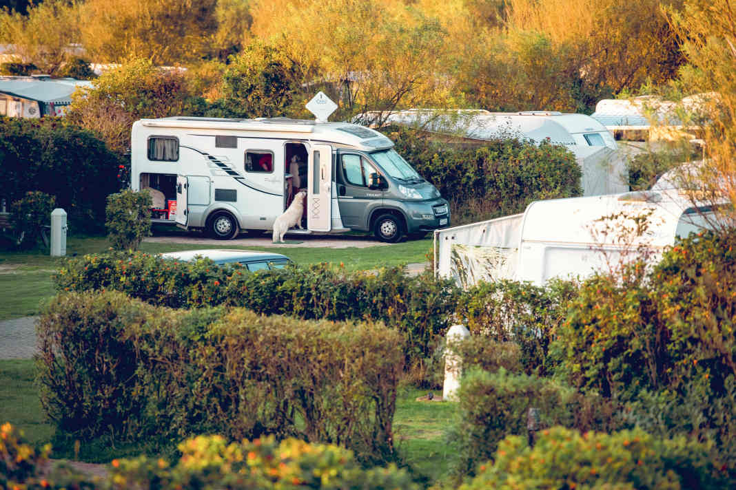 Luxusstellplätze im XXL Format bietet der dänische Ferienpark Hvidbjerg Strand. Extra Komfort ist den Campern so sicher