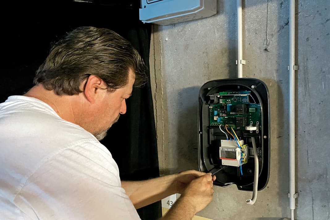 Die Installation der Wallbox ist nur wenig aufwendig, muss aber von einem Fachbetrieb durchgeführt werden