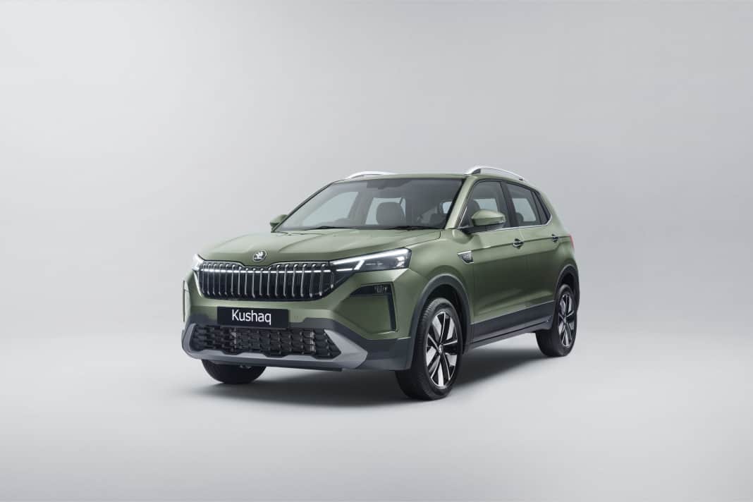 Der aktualisierte Kushaq verfügt nun über Elemente der Modern Solid-Designsprache und einen völlig neuen Kühlergrill mit Chromstreben und einem beleuchteten Lichtband. Die Frontpartie umfasst außerdem neue LED-Scheinwerfer, Parksensoren vorne und LED-Nebelscheinwerfer.