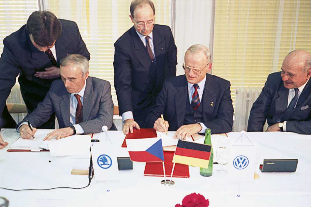 Die am 28. März 1991 unterzeichnete Vereinbarung, durch die Škoda Auto in den Volkswagen Konzern eintrat, markierte den Beginn einer neuen Ära für den in Mladá Boleslav ansässigen Automobilhersteller. Dank umfangreicher Investitionen, gemeinsamer Technologien und koordinierter Entwicklung hat sich Škoda zu einem erfolgreichen Global Player entwickelt, der weltweit in rund 100 Märkten tätig ist.