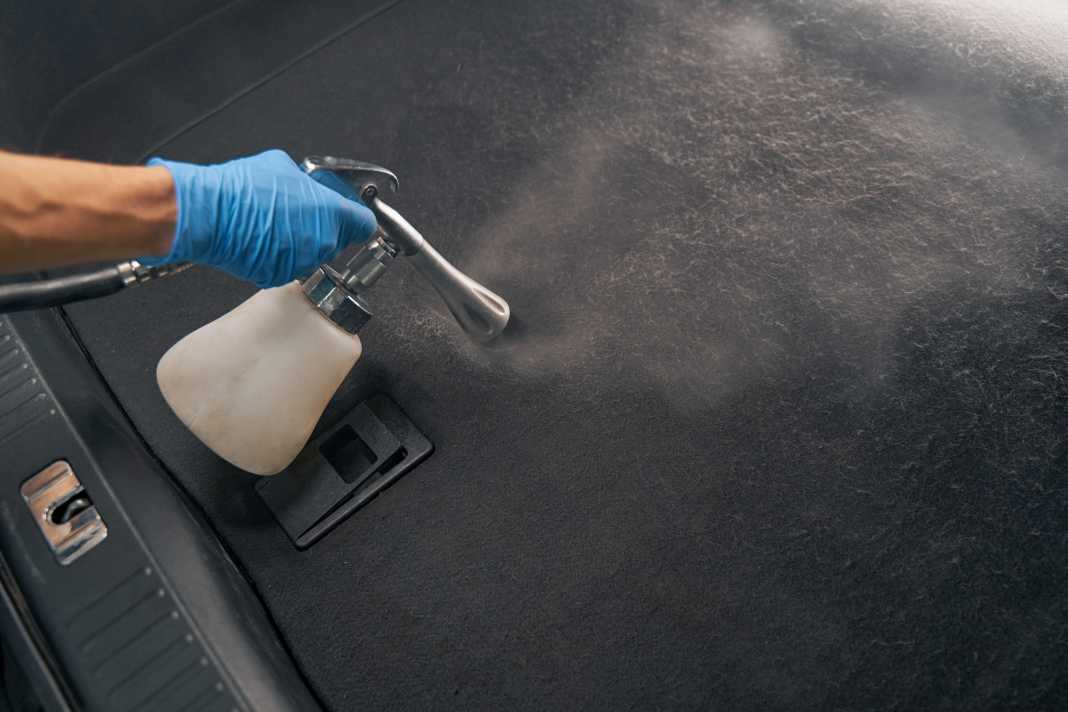 Neben Hausmitteln können auch spezielle Schimmelentferner Abhilfe schaffen