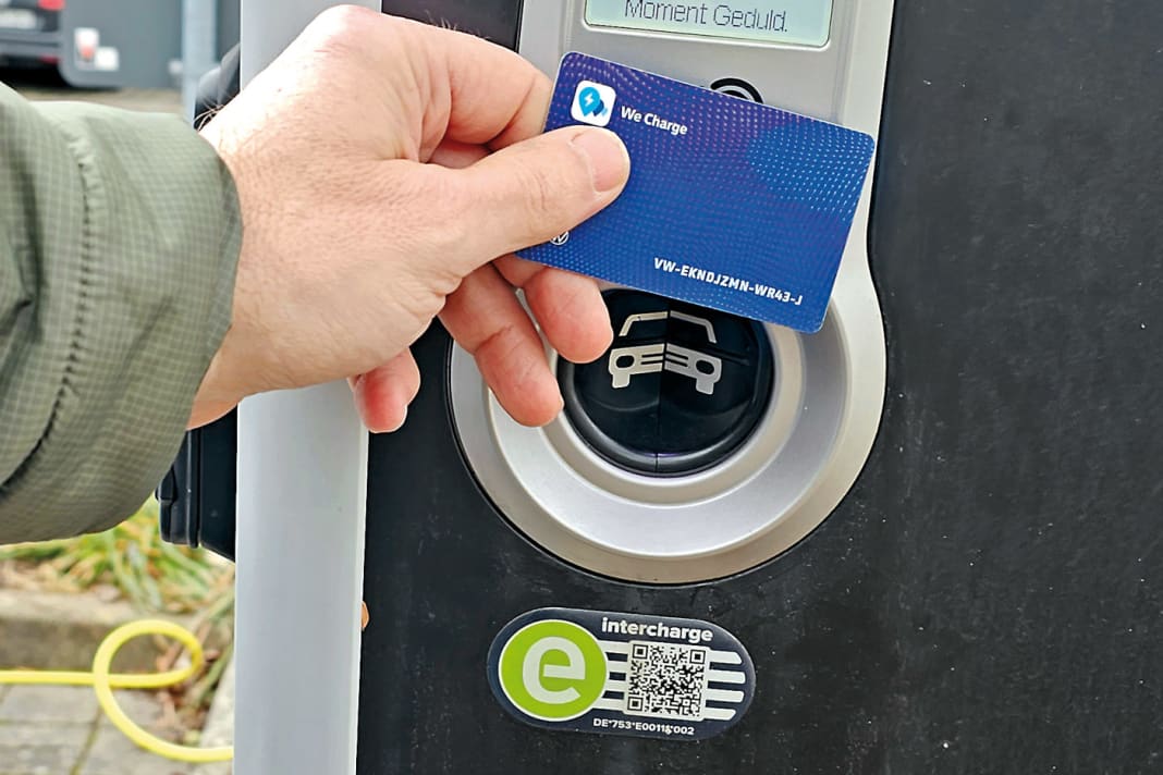 Vor dem Laden müssen Sie sich und Ihren Stromlieferanten identifizieren – via RFID-Karte oder Handy.
