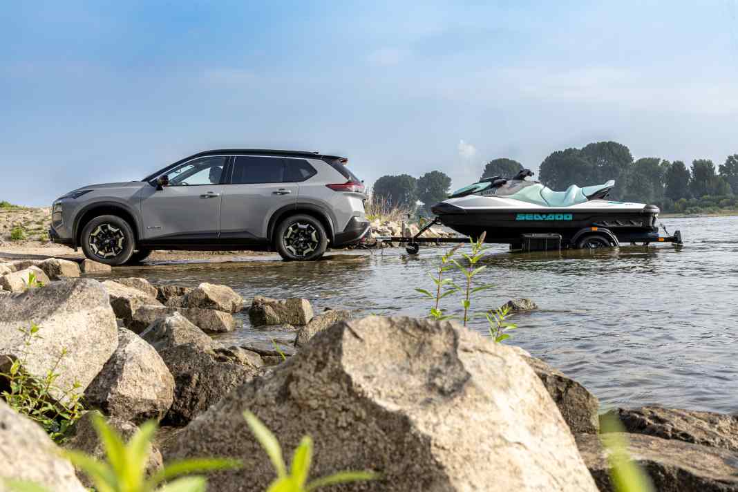 Unterwegs ins Abenteuer: Der Nissan X‑Trail ist der ideale Begleiter für Ausflüge ins Grüne. Das Familien-SUV überzeugt nicht nur mit seinen Offroad-Fähigkeiten und bis zu sieben Sitzplätzen, sondern auch durch eine Anhängelast von bis zu 2.000 Kilogramm. Damit kann der Nissan X‑Trail beispielsweise einen Allzweckanhänger, Wohnwagen oder auch einen Bootstrailer an den Haken nehmen.