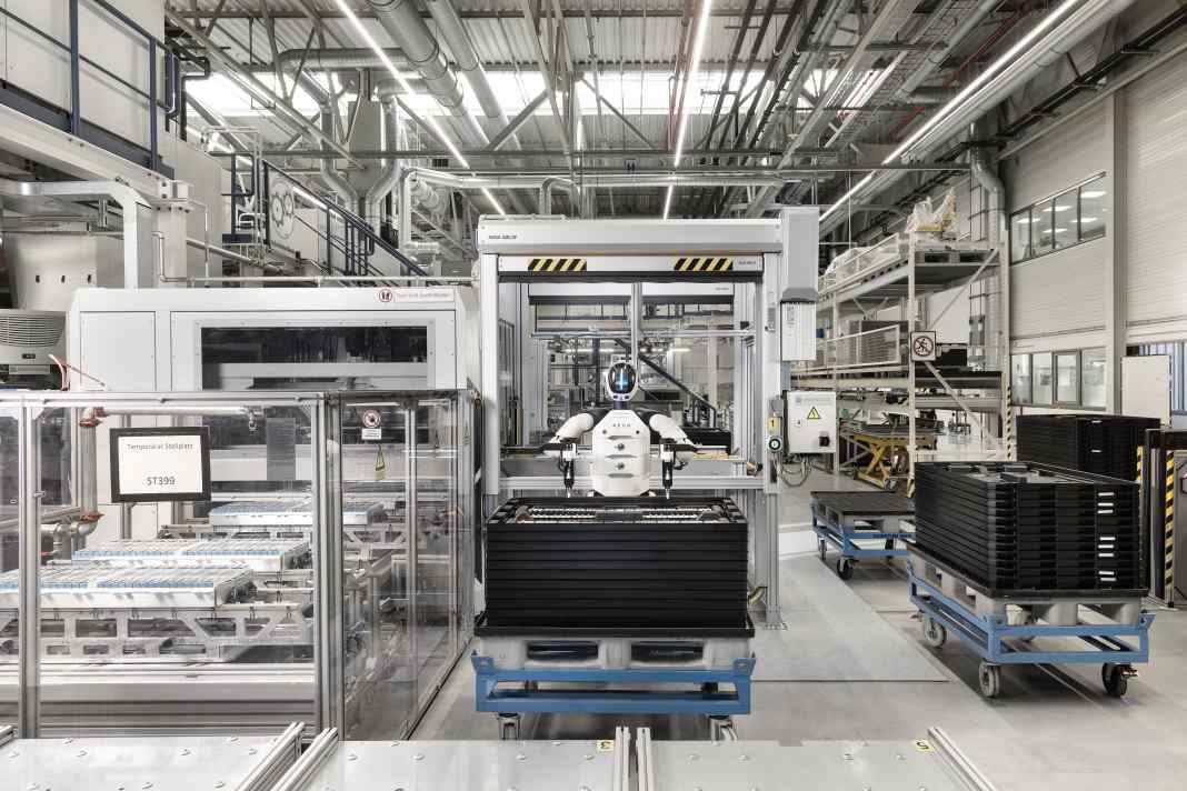 Im BMW-Werk Leipzig startet ein Pilotprojekt mit dem Roboter AEON von Hexagon Robotics für Batteriefertigung und Komponentenproduktion.